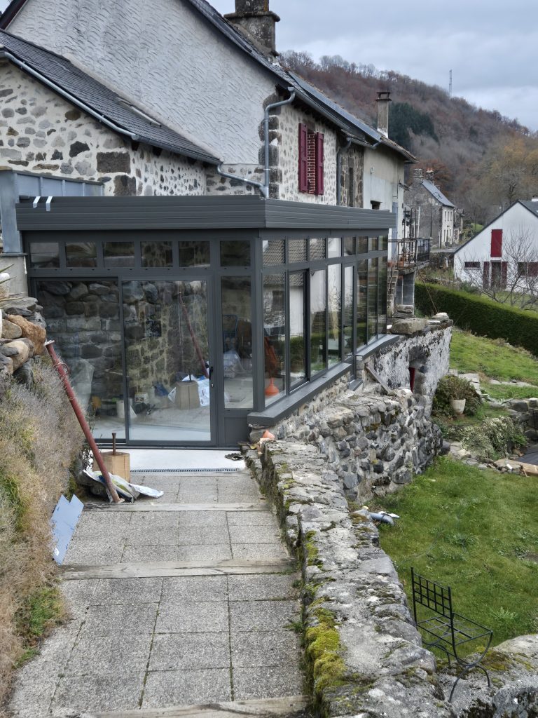 Véranda adaptée à la terrasse existante